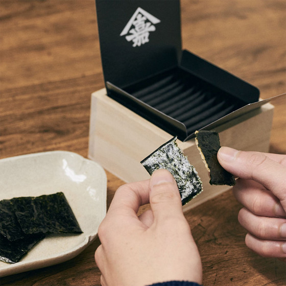 圖片 日本 山本山 特製海苔紫菜 工藝薄燒煎米餅 典雅木禮盒 (每塊防潮獨立包裝 1盒10塊
